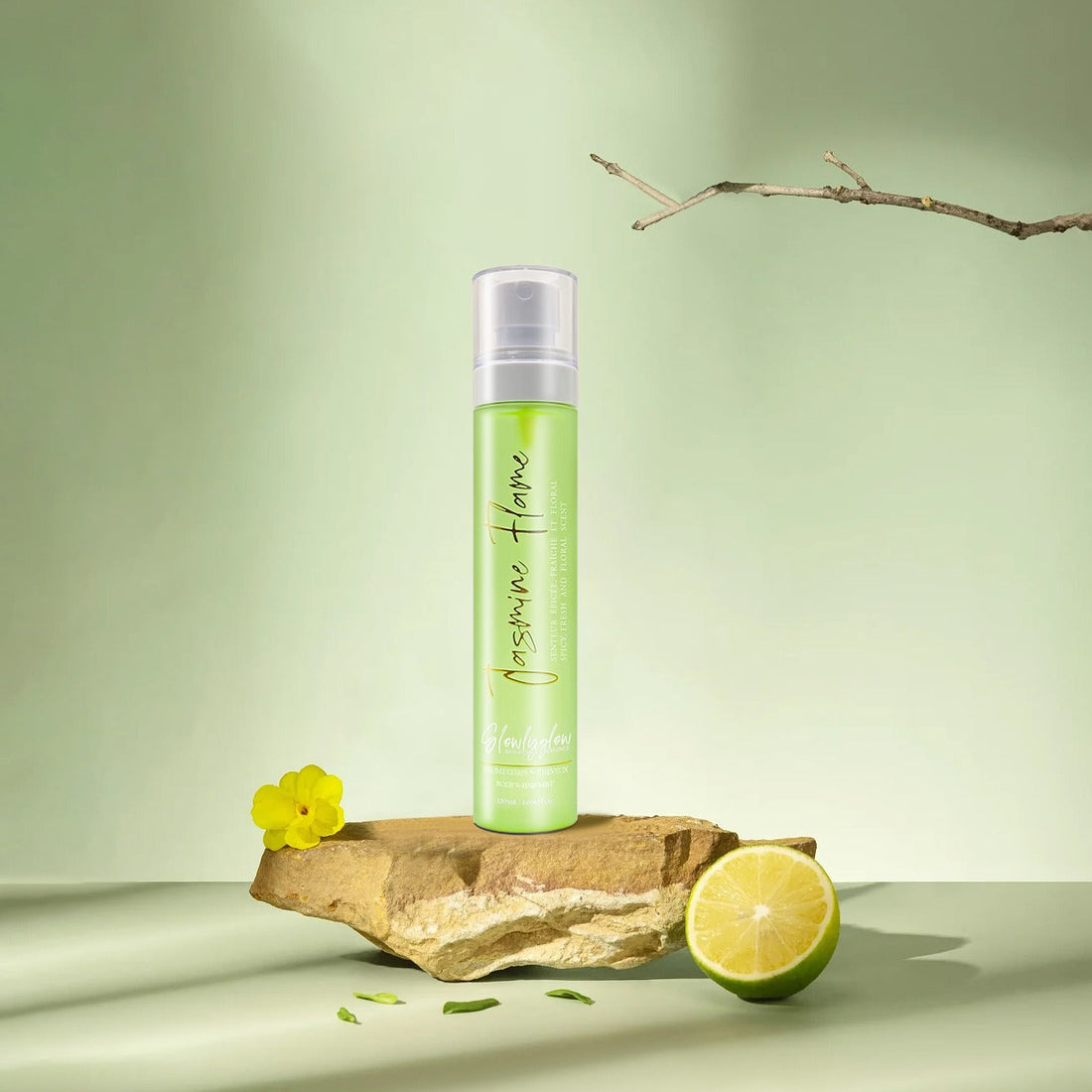 Brume parfumée Jasmine Flame GlowlyGlow présentée dans une mise en scène naturelle avec citron vert et éléments végétaux.