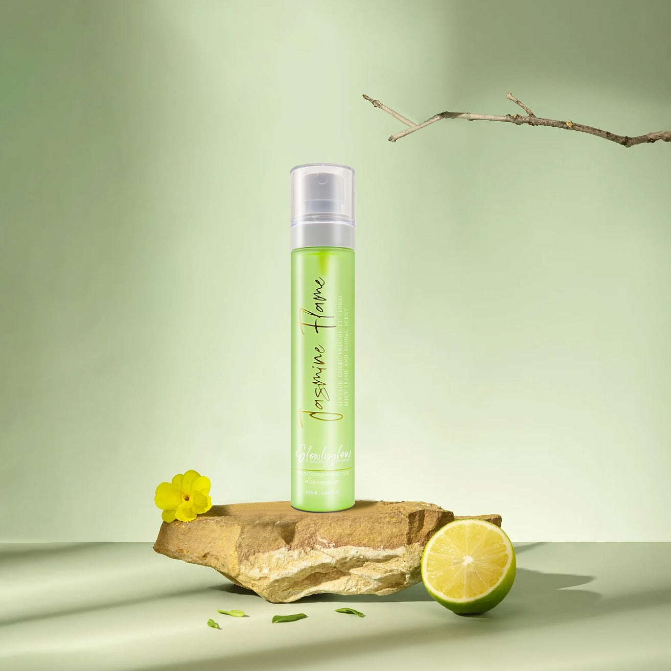 Brume parfumée Jasmine Flame GlowlyGlow présentée dans une mise en scène naturelle avec citron vert et éléments végétaux.