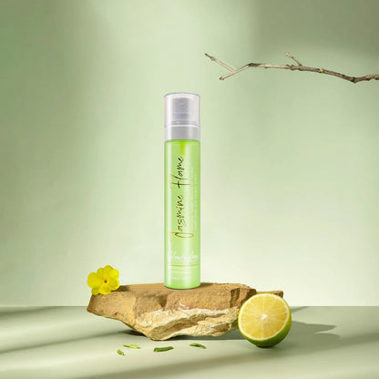 Brume parfumée Jasmine Flame GlowlyGlow présentée dans une mise en scène naturelle avec citron vert et éléments végétaux.